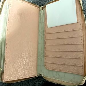 Thirty-One Rose Blush Pebble All About the Benjamin’s Wristlet